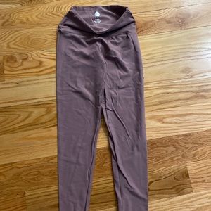 GTS plum workout leggings